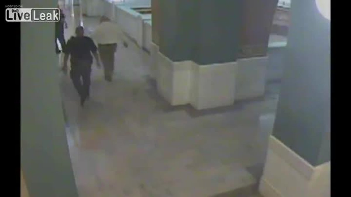 Un acudado de asesinato se suicida tirándose de un cuarto piso en Ohio.-TWITTER