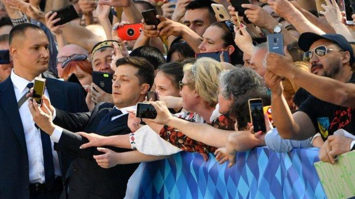 Zelenski se hace selfis antes de la ceremonia de toma de posesión de la presidencia de Ucrania.-AFP / SERGEI SUPINSKU