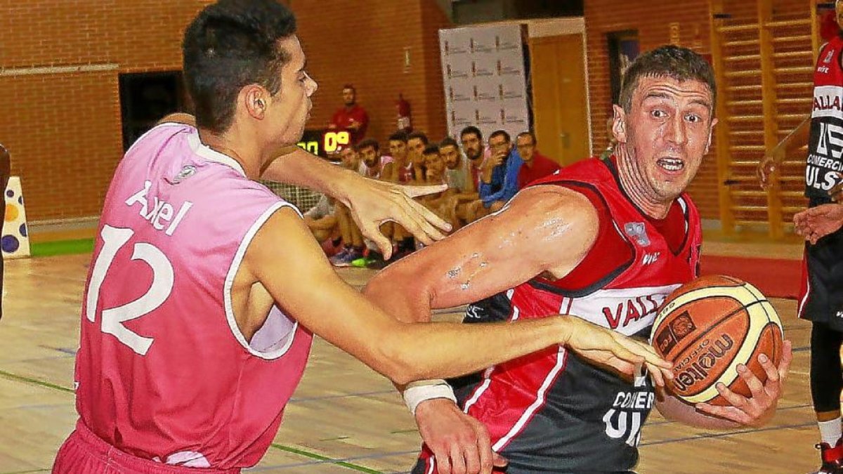 Sergio de la Fuente juega en el poste bajo ante el universitario Puebla.-J.M.LOSTAU