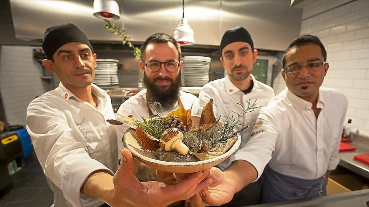 Rodrigo Fernández, Alberto Montes, Javier Pérez y Fezan Muhammad en la cocina del Atypikal.-PABLO REQUEJO (PHOTOGENIC)
