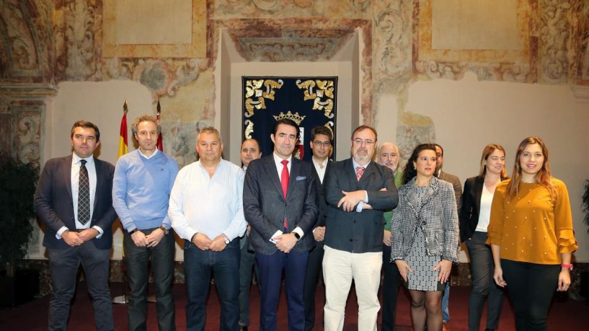 Los consejeros de Fomento y Medio Ambiente, Juan Carlos Suárez-Quiñones, y de Educación, Fernando Rey, firman junto a los representantes de las empresas de transporte.-RUBÉN CACHO/ ICAL