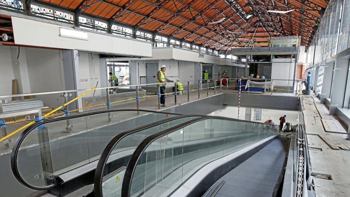 Estado de las obras del mercado del Val, con la escalera mecánica para subir a la segunda planta.-J. M. LOSTAU