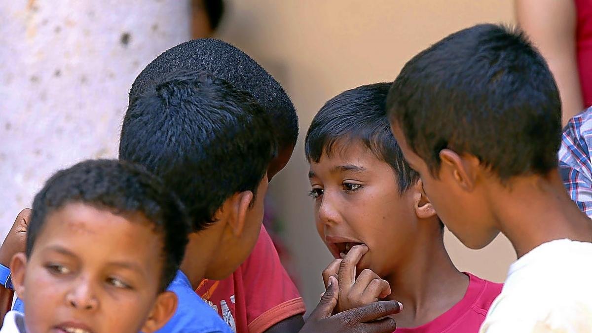 Un grupo de niños del programa ‘Vacaciones en Paz’ charlan en Pimentel.-ICAL