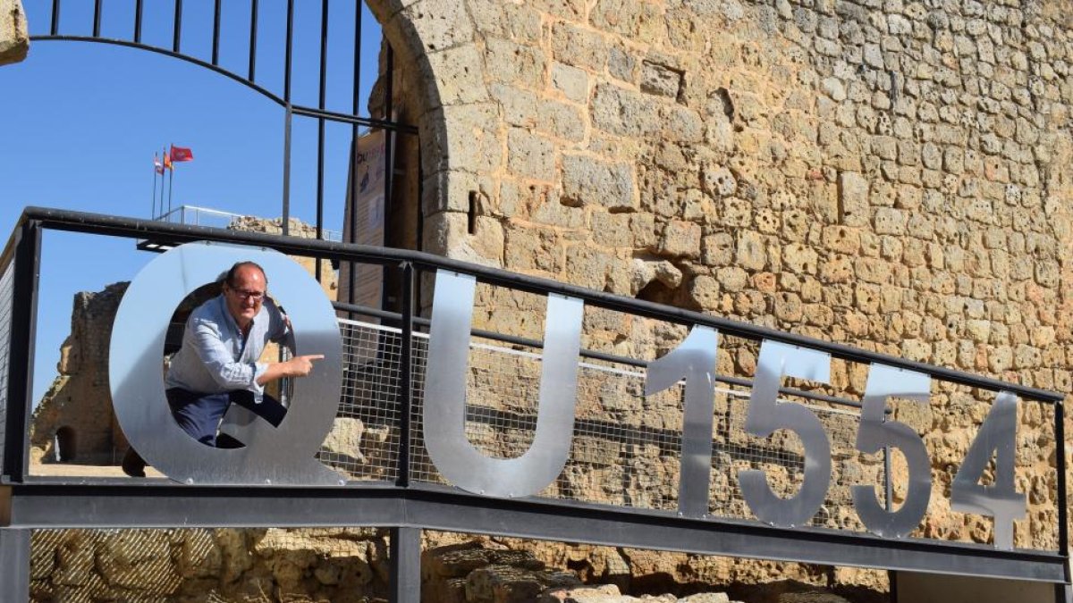 Jesús de la Iglesia, a la entrada del castillo de Villagarcía de Campos, junto al logotipo del proyecto QU1554, que ha logrado consolidar los restos de la fortaleza, hoy visitable.-ARGICOMUNICACIÓN