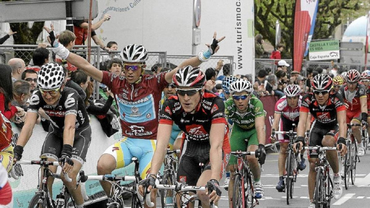 Contador celebra su tercer triunfo en la Vuelta a Castilla y León al entrar en meta en la última etapa del año 2010-R. E.