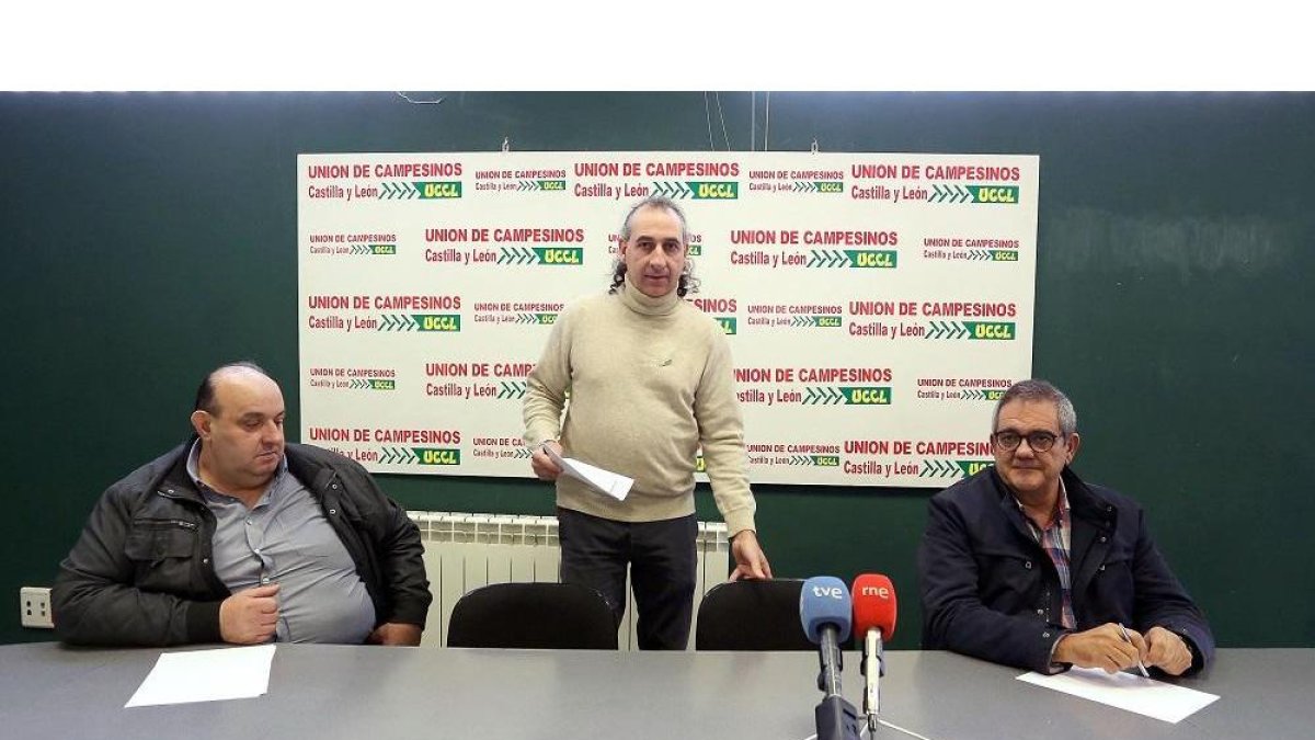 González Palacín flanqueado por,Valentín García (I) y Nacho Arias durante la rueda de prensa de ayer.-ICAL