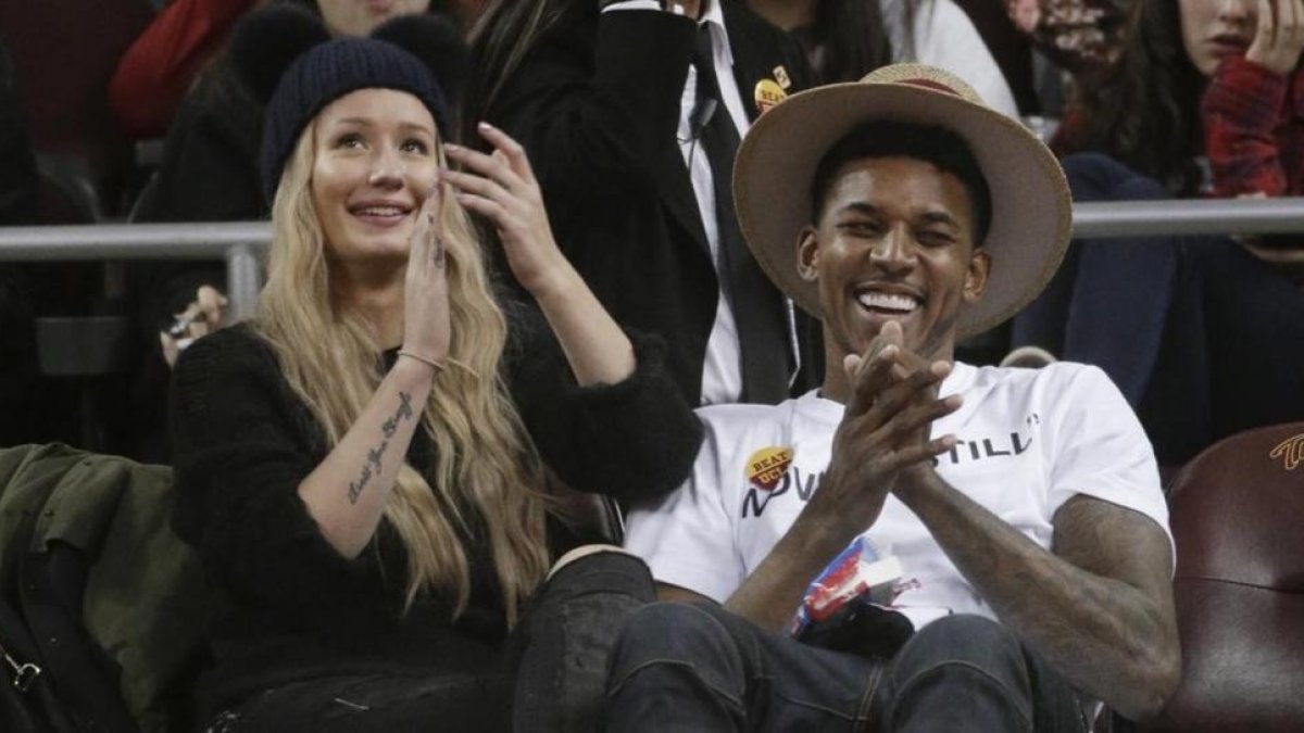 La rapera y modelo Iggy Azalea y su novio, el jugador de Los Angeles Lakers Nick Young, en enero del 2015.-AFP