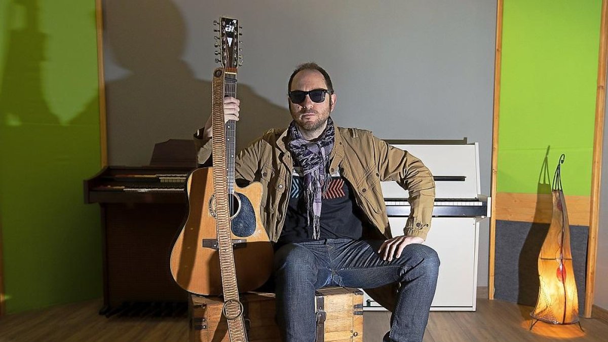 Ál Carmona en Cascabel Estudios; a la izquierda, portada del disco.-J. M. LOSTAU