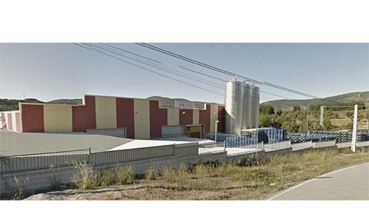 Imagen de la embotelladora de agua en Folgoso de la Rivera.-E. M.