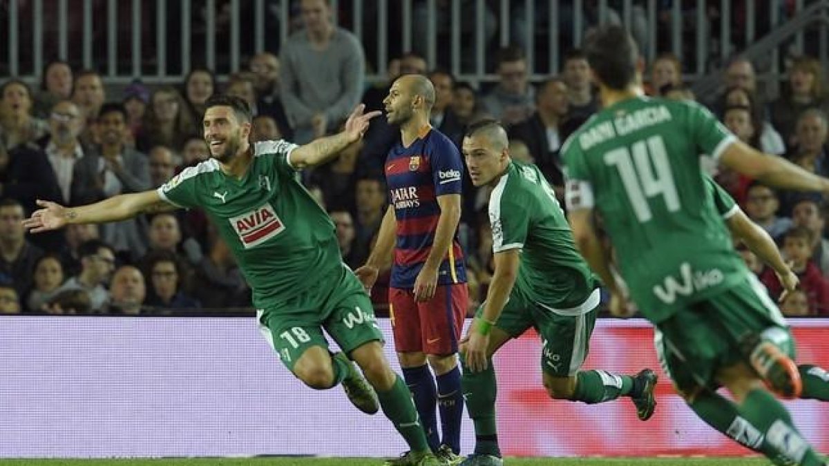 Borja Gonzalez, del Eibar, junto a Javier Mascherano, en centro, en el Camp Nou, este domingo.-LLUIS GENE / AFP