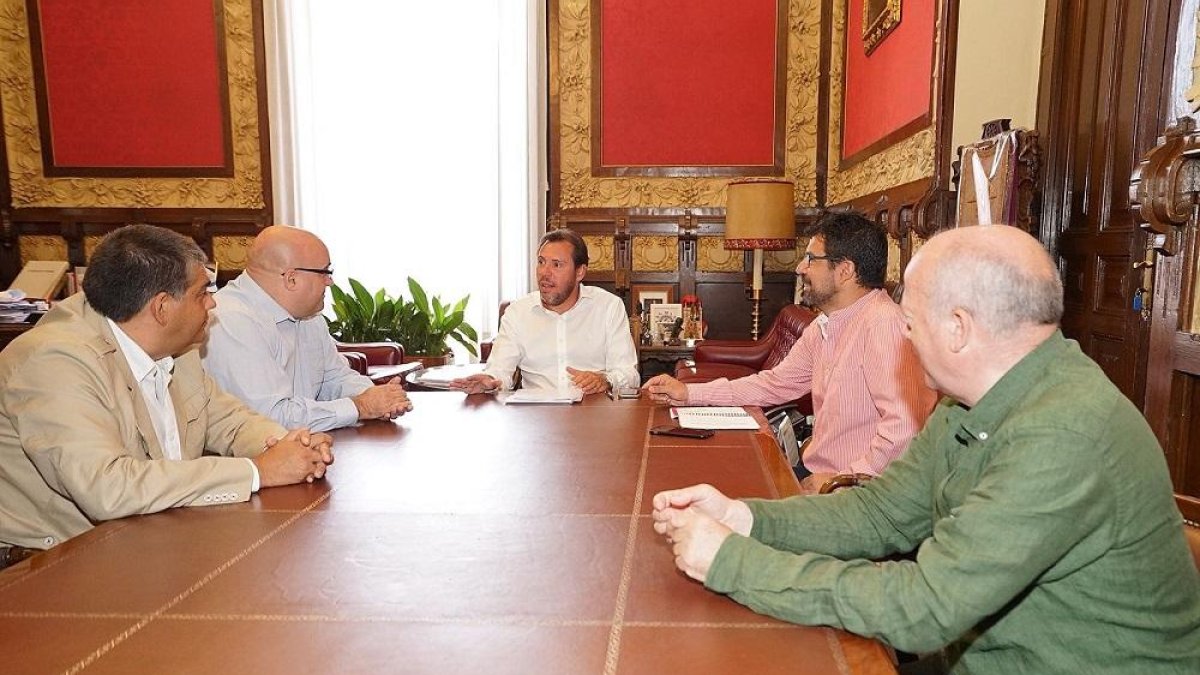 Un momento de la reunión mantenida ayer en el Ayuntamiento.-EM