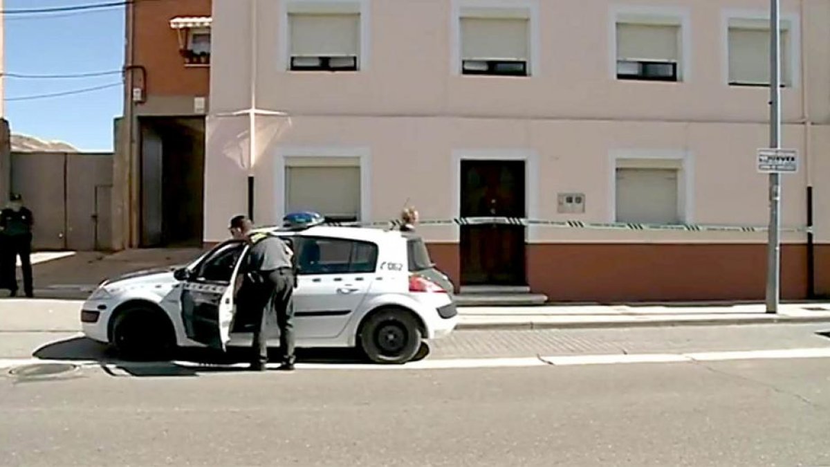 Un coche de la Guardia Civil ante la vivienda donde ocurrieron los hechos, ayer en Peñafiel.-LA 8 TELEVISIÓN