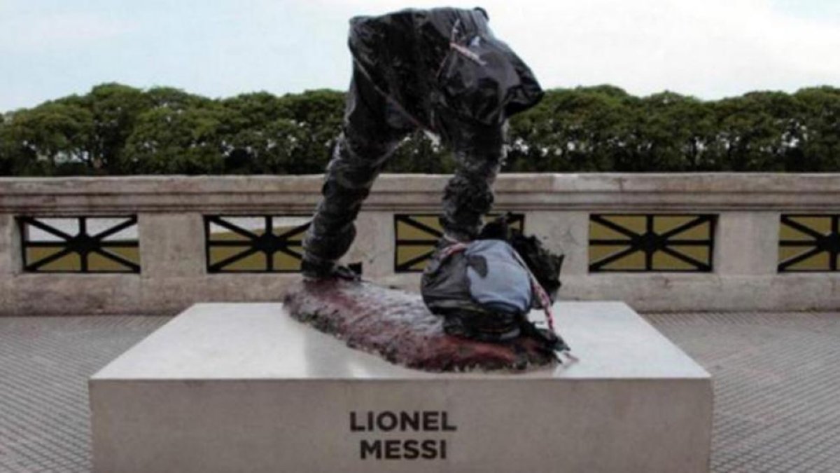 Así ha aparecido la estatua de Leo Messi en buenos aires después de ser mutilada.-TWITTER