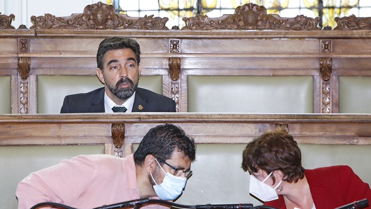 Alberto Bustos y María Sánchez, en una imagen de archivo durante un pleno. J.M. LOSTAU