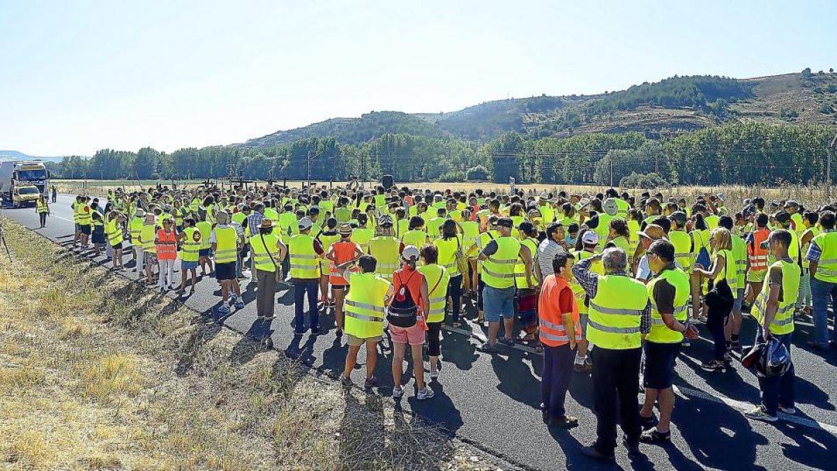 Un grupo de personas se concentra y corta la N-I a la altura de Prádanos de Bureba.-ICAL