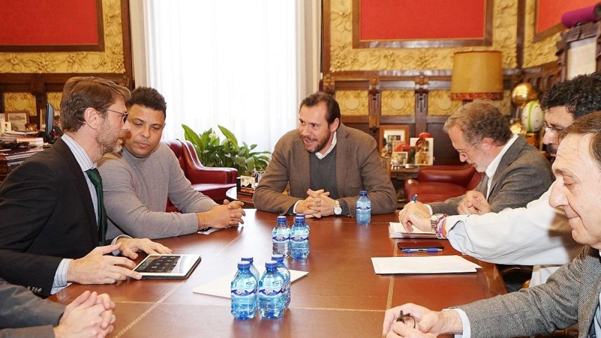 Suárez, Ronaldo, Óscar Puente, Saravia, Bustos yBorja Lara, en la mesa de trabajo ayer entre Real Valladolid y Ayuntamiento.-EM