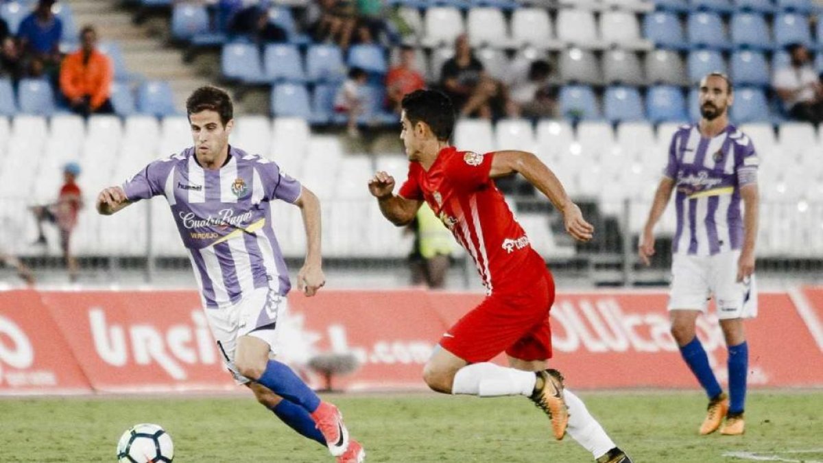 Hervías se lleva el balón ante el marcaje de Fran en un contraataque del Valladolid.-LOF