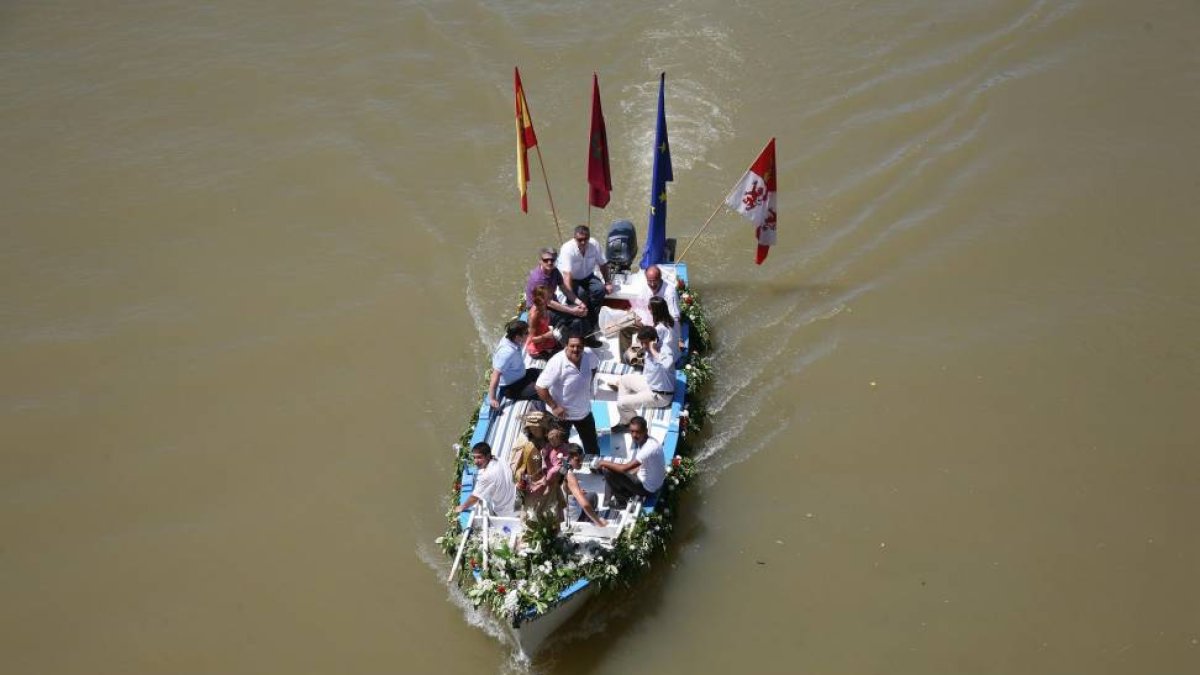 Procesión Fluvial de la Virgen del Carmen, que discurre por el río Pisuerga a su paso por Valladolid, y en la que participa el alcalde de la ciudad, Javier León de la Riva-Ical
