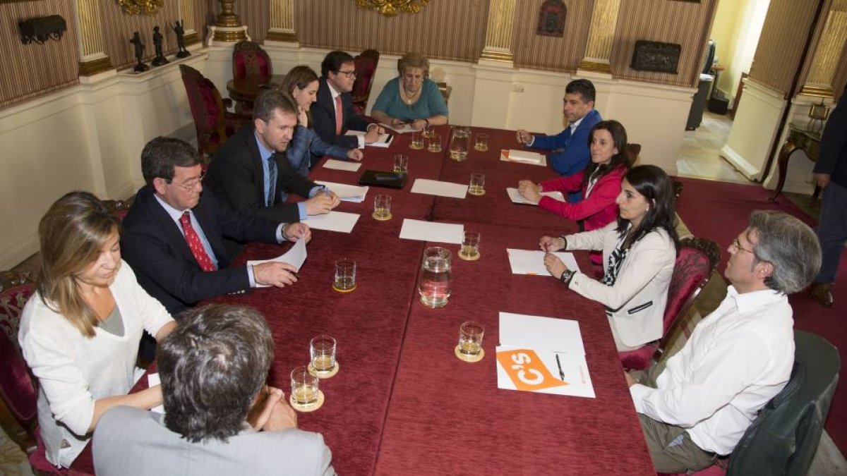 Los concejales electos del Partido Popular y de Ciudadanos mantienen una reunión en el Ayuntamiento de Burgos-Ical
