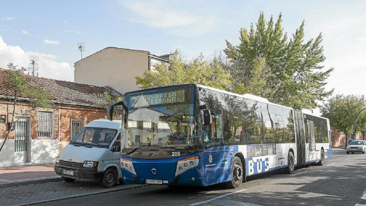 Un autobús en Barrio España, en una imagen de archivo.-Pablo Requejo