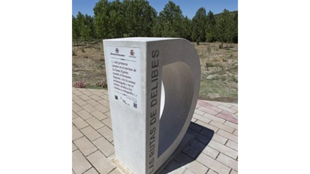 Monolito de piedra en forma de 'D' de Delibes.-EUROPA PRESS