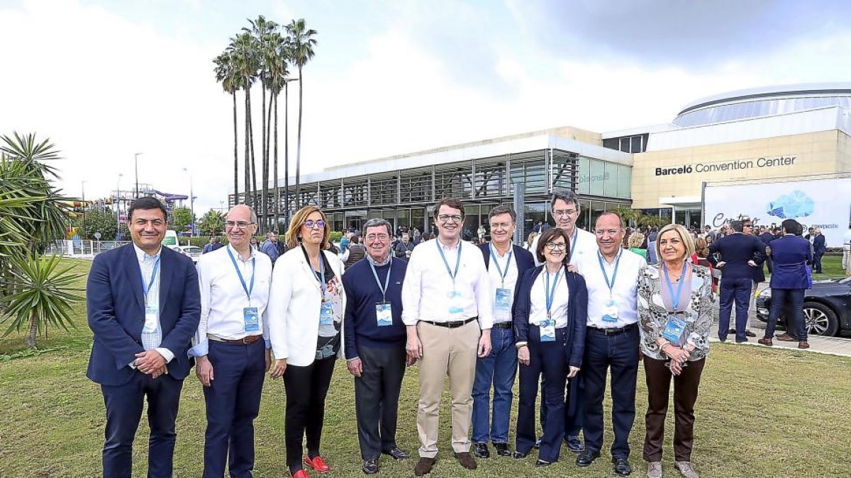 Los presidentes provinciales del PP posan junto a Alfonso Fernández Mañueco.-ICAL