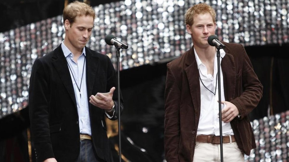 Los príncipes Guillermo y Enrique, en el 2007.-REUTERS / STEPHEN HIRD