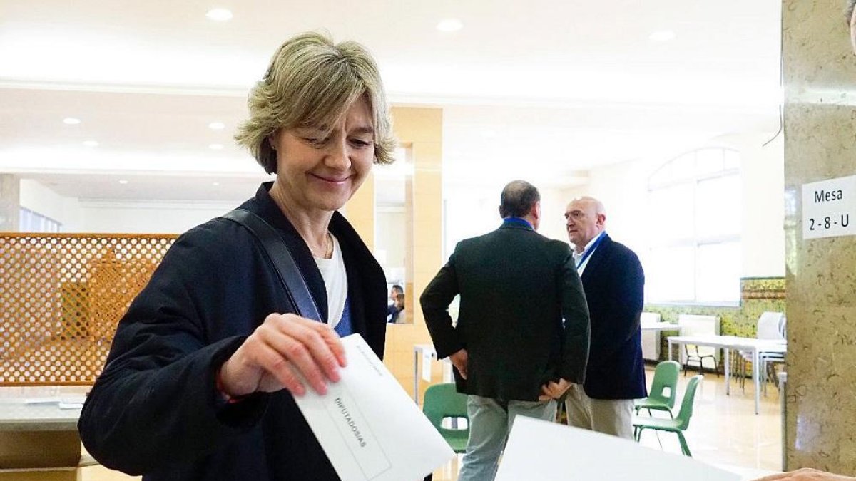 Isabel García Tejerina, a la hora de votar en el colegio del Lourdes.-ICAL