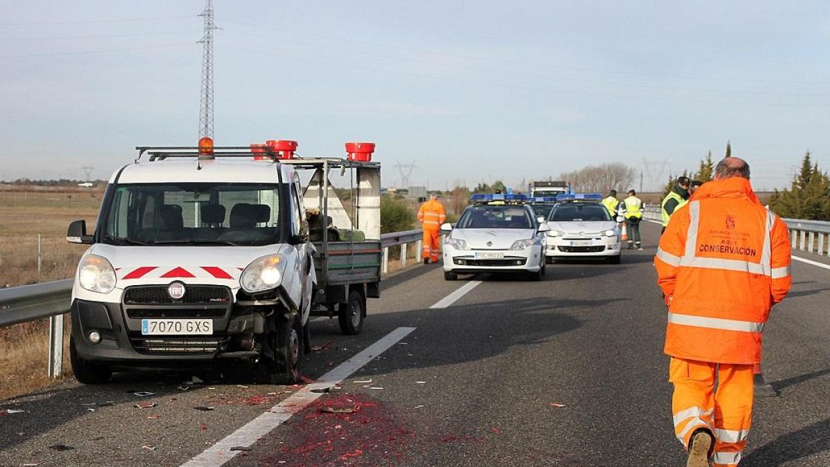 Punto en el que fue atropellado ayer un trabajador de mantenimiento en la A-231, en León.-ICAL