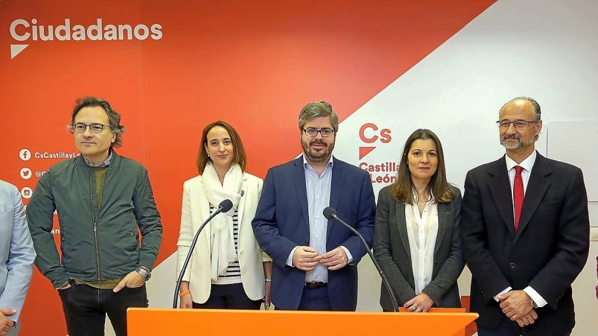 Pilar Vicente, Fran Hervías, Soraya Mayo y Luis Fuentes en la sede de Ciudadanos de Valladolid.-ICAL