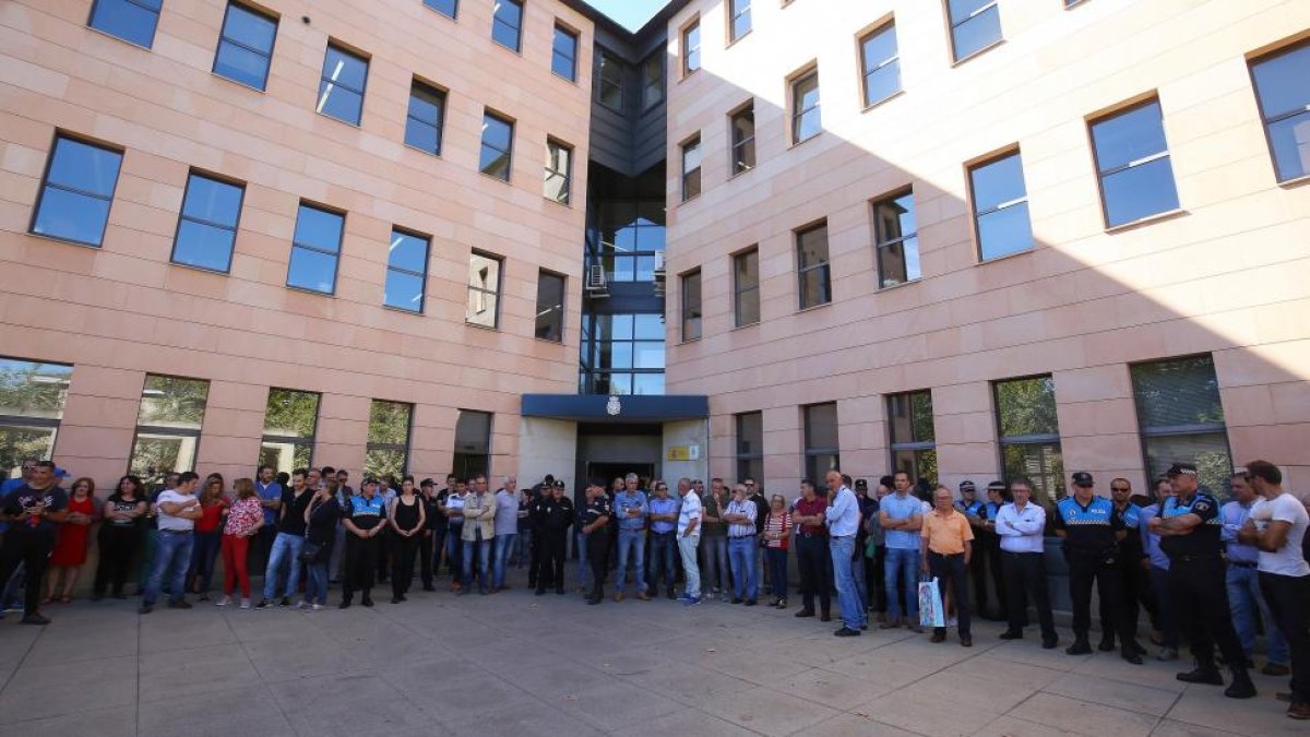 Concentración de los cuerpos de seguridad en la sede de la Policía Nacional en Ponferrada en apoyo a los compañeros de Cataluña-César Sánchez / ICAL