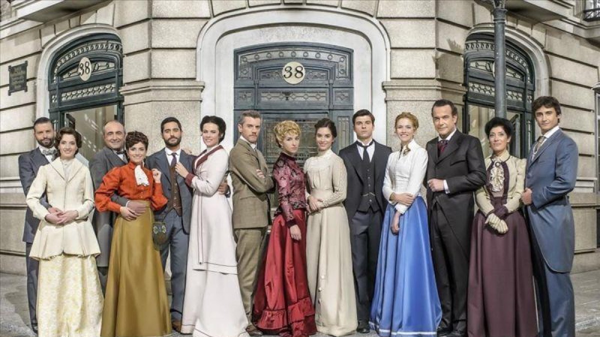 Equipo artístico de 'Acacias, 38', con las incorporaciones de Jordi Coll (quinto), Laura Rozalén (cuarta) y Manu Regueiro (tercero) de derecha a izquierda.-TVE