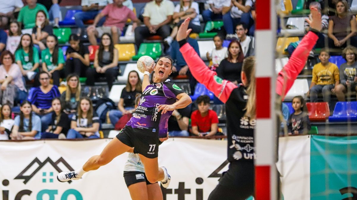 Amaia González de Garibay vuela ante de lanzar ante la portera del Elche, Morales. / LOF