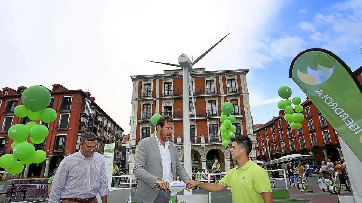 El alcalde de Valladolid, Óscar Puente, y el jefe de Negocio de Iberdrola, Javier Bermejo, durante la presentación del molino eólico, ayer en la Plaza Mayor.-ICAL