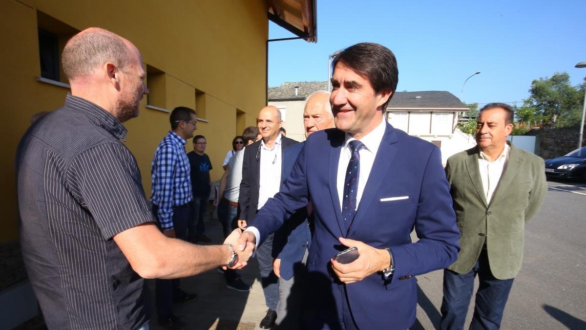 El consejero de Fomento y Medio Ambiente, Juan Carlos Suárez-Quiñones (C), durante la presentación del Hub Micológico del Bierzo en Arganza (León).-CÉSAR SÁNCHEZ / ICAL