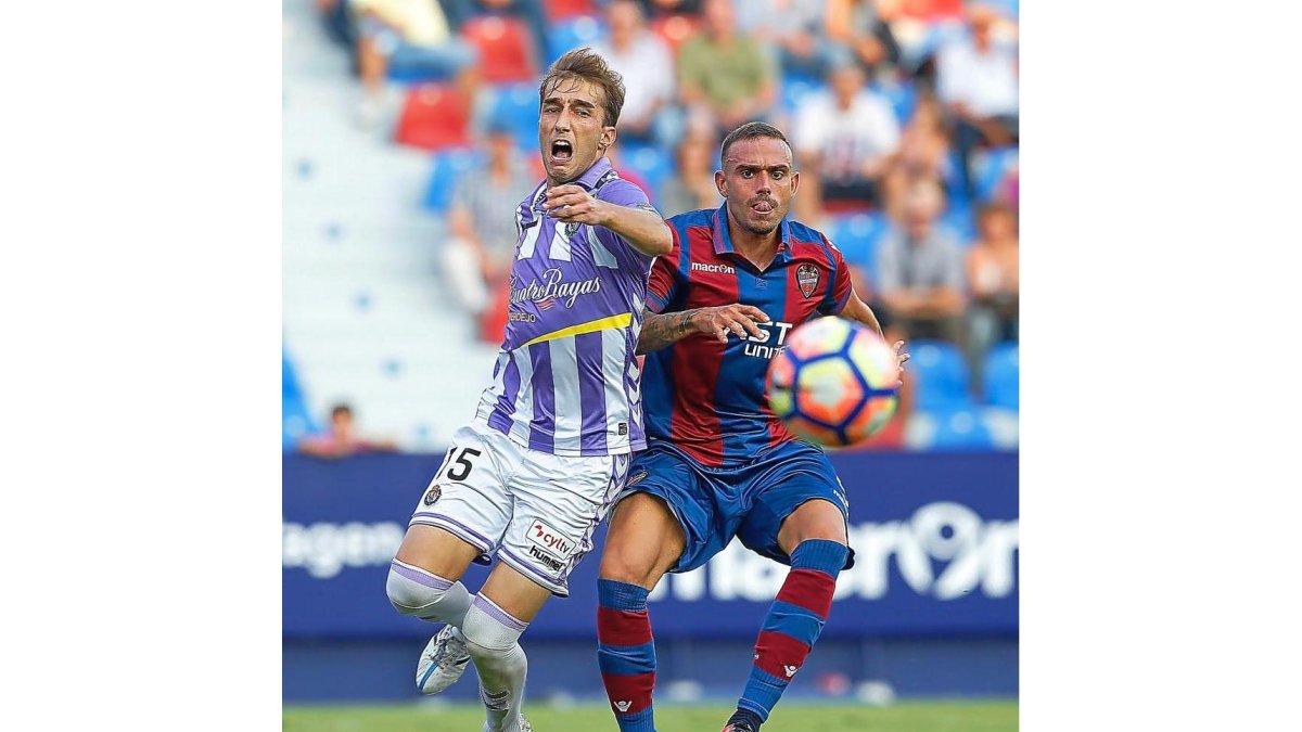 Rafa corre junto a Roger en el transcurso del Levante-Valladolid.-ARABA PRESS