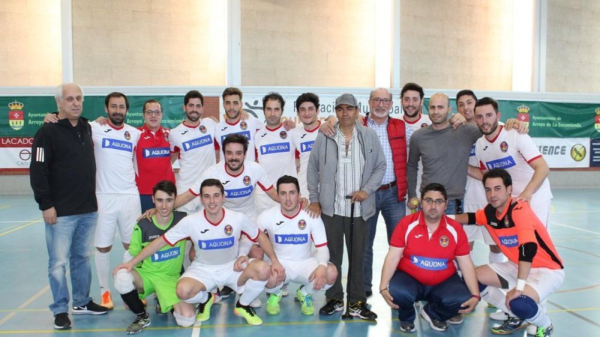 Los jugadores delUniónArroyo celebran con el equipo técnico y los antiguos delegados y entrenador su última victoria antes de afrontar el ascenso a 2ºB.-EL MUNDO