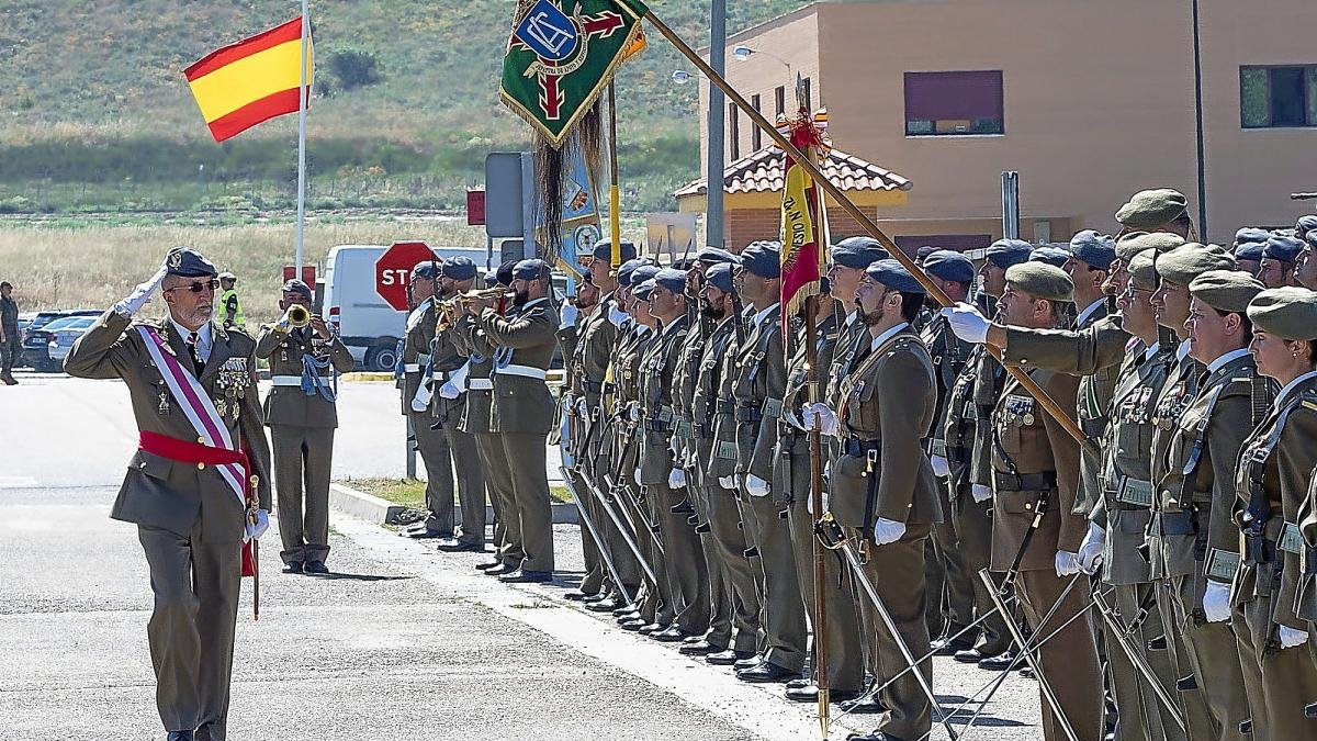 El jefe de la Brigada Galicia VII, el general Antonio Romero, pasa revista a la tropa en la Base ‘El Empecinado’ de Santovenia.-P. REQUEJO