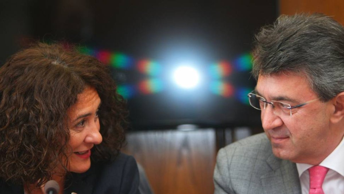 El presidente de la Diputación de León, Juan Martínez Majo, junto a la alcaldesa de Ponferrada, Gloria Fernández Merayo, durante la visita institucional al Ayuntamiento de Ponferrada-Ical
