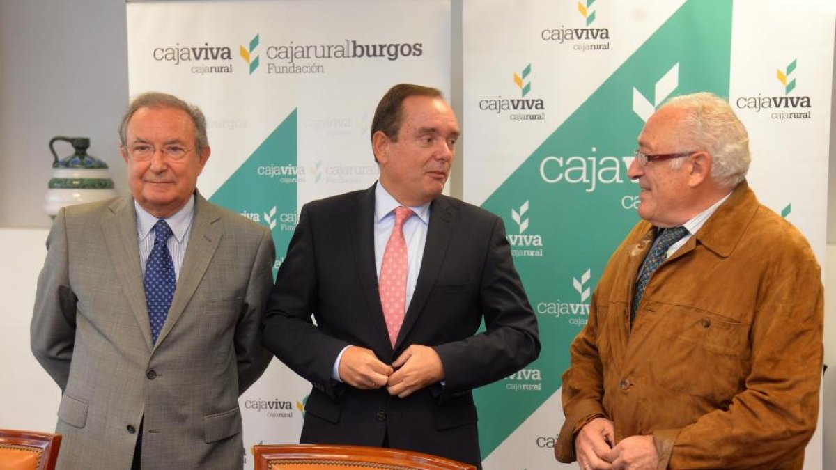 Ramón Sobremonte,director General de Cajaviva Caja Rural, José Luis Herrero (I), presidente de Banco de Alimentos de Burgos, y Miguel Ángel López, vicepresidente de Banco de Alimentos de Burgos.-ICAL