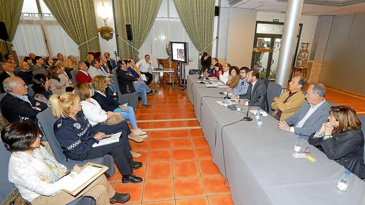 Puente se dirigea los vecinos en la asamblea abierta.-J. M. LOSTAU