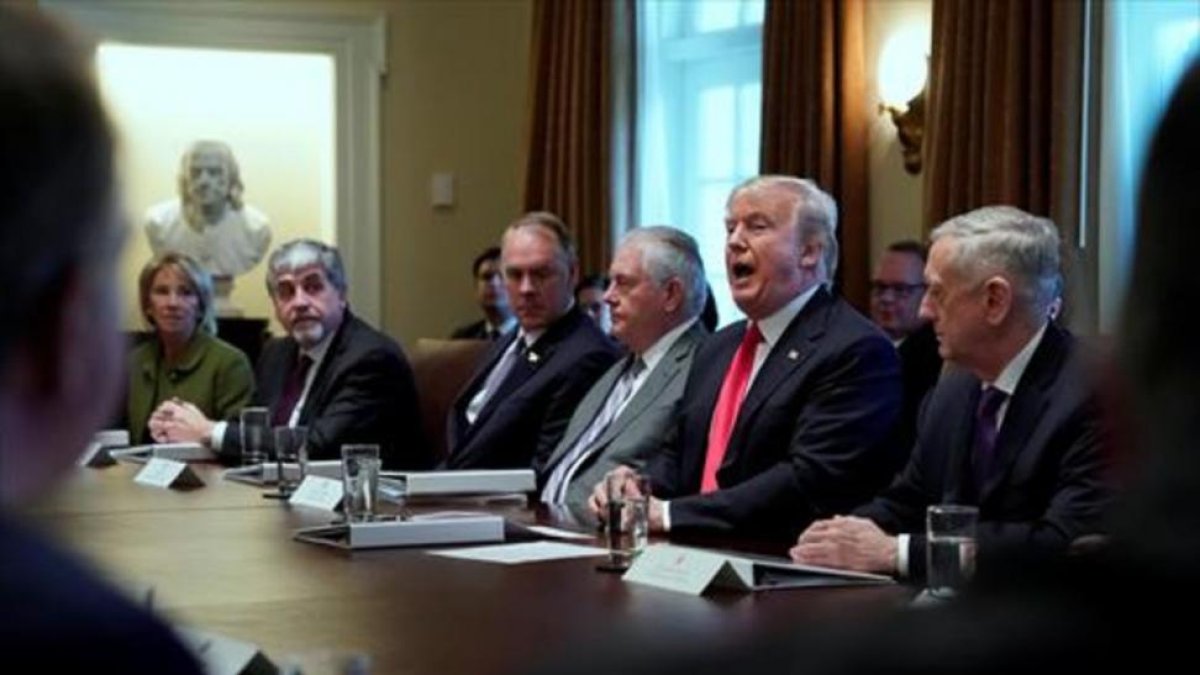 Donald Trump se dirige a los miembros de su Gabinete, ayer, en la Casa Blanca.-REUTERS