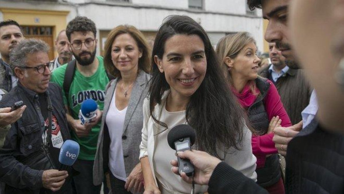 Rocío Monasterio atiende a la prensa ante un centro para menas en Sevilla.-EUROPA PRESS / MARÍA JOSÉ LÓPEZ