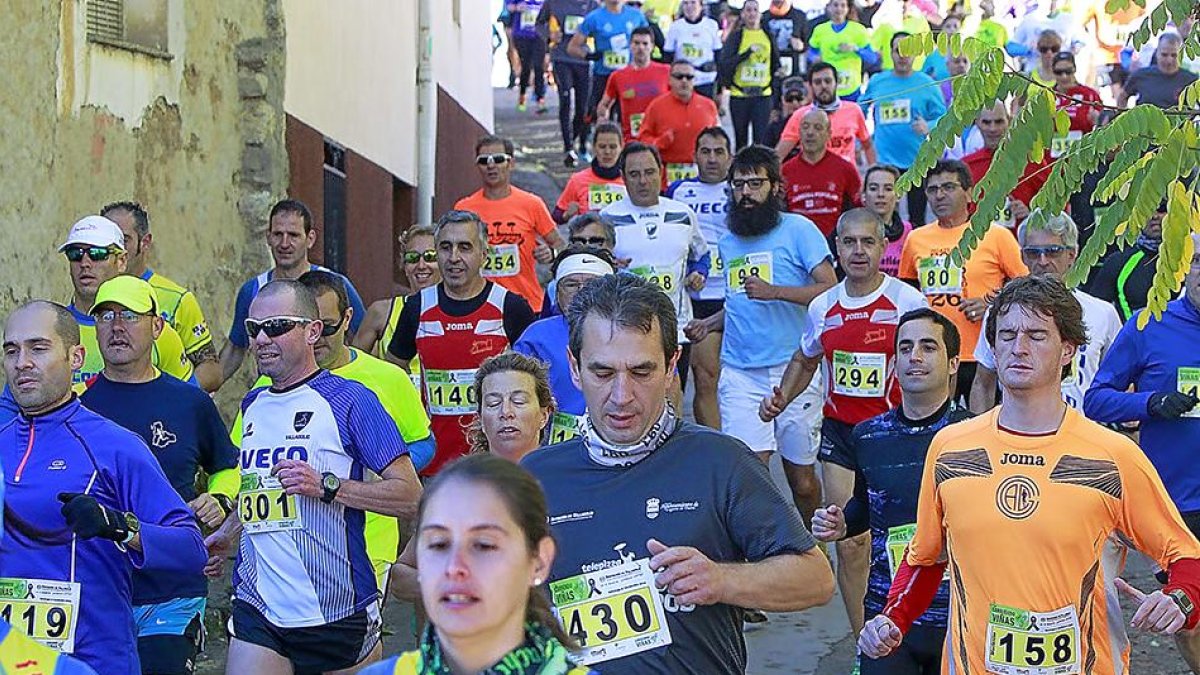 Participantes en la prueba celebrada en Mucientes, ayer, tras darse la salida.-J.M.LOSTAU