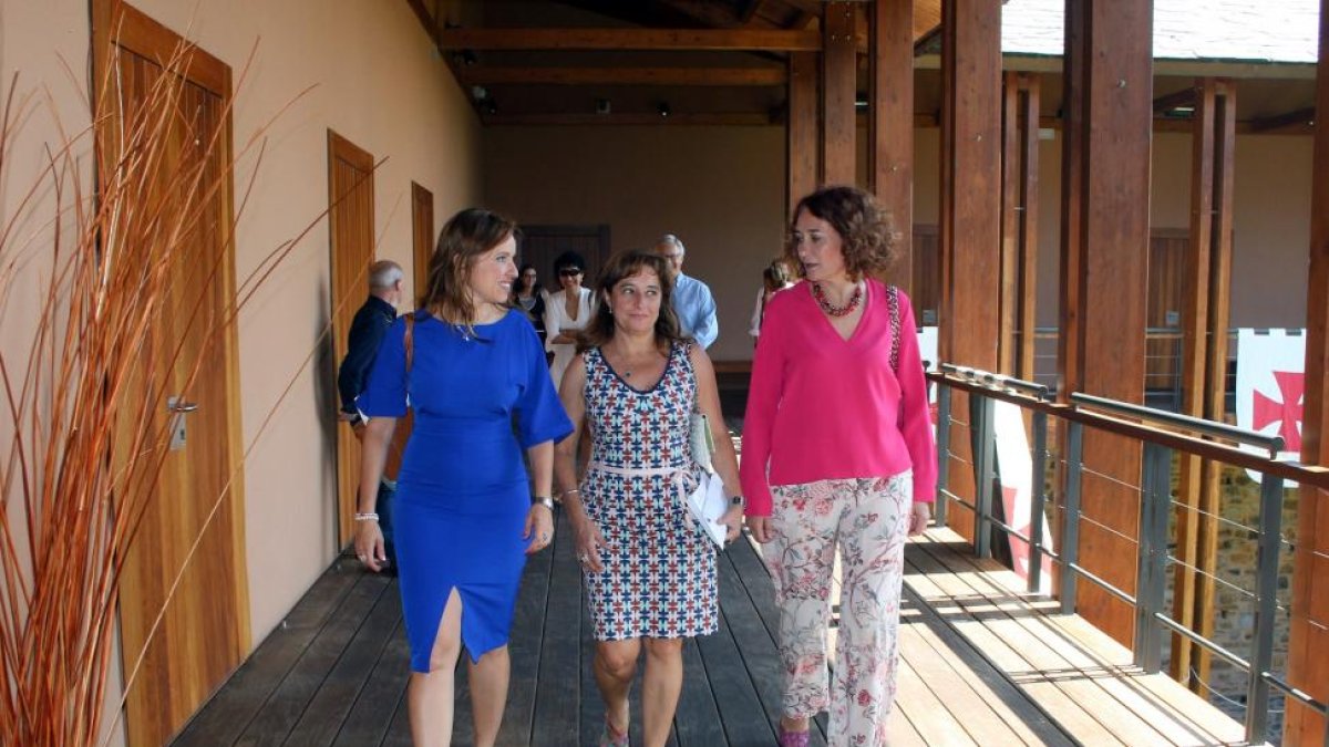 Ana del Ser, presidenta de la audiencia provincial de León (C), Gloria Merayo, alcaldesa de Ponferrada (D), y Silvia Rodriguez, juez decana de Ponferrada, conversan durante la clausura del curso ‘Justicia y Medios de Comunicación’-ICAL
