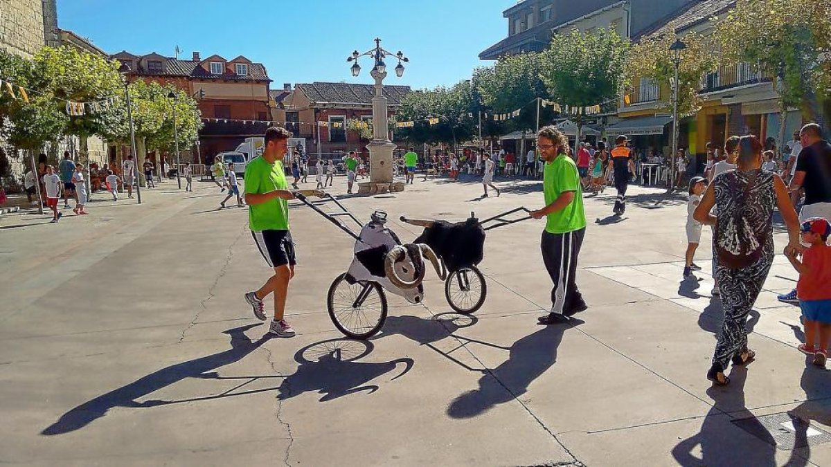 Dos jóvenes manejan dos carretillas astadas durante el encierro de carretones celebrado ayer en Tudela.-EL MUNDO