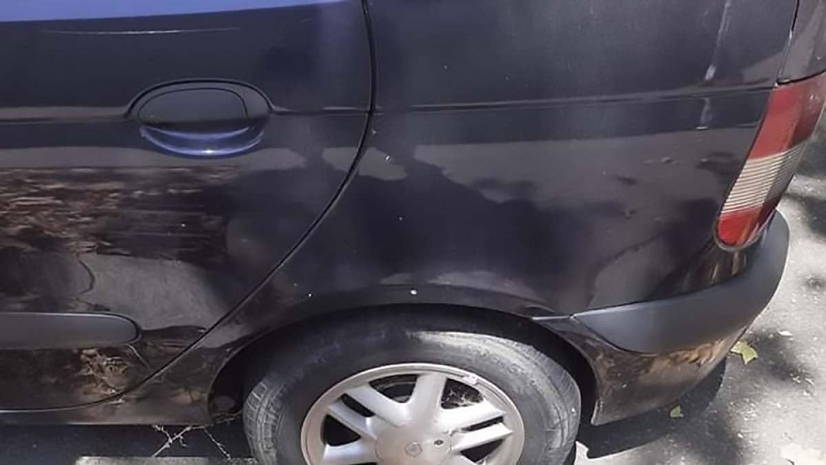 Ruedas pinchadas en un coche estacionado junto a la calle Mirabel. - E.M.
