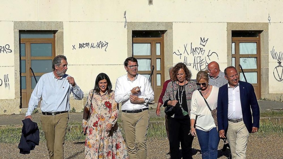 Alfonso Fernández Mañueco ayer en su visita a Benvante, acompañado de otros miembros del partido.-ICAL