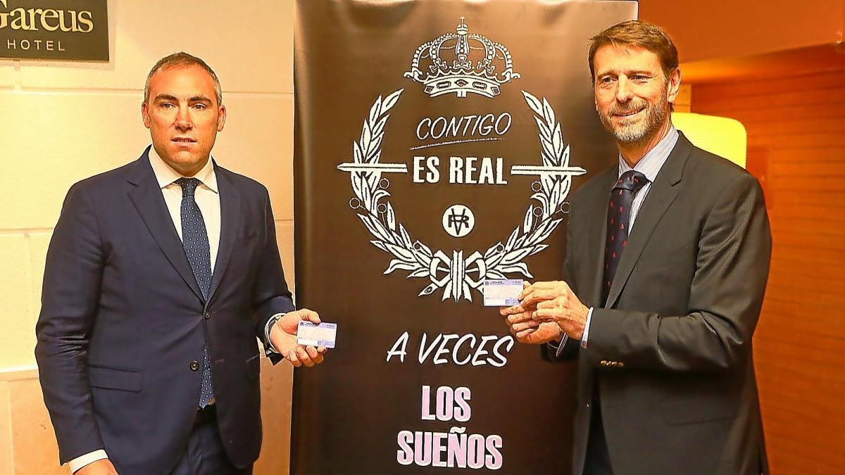 Jorge Santiago y Carlos Suárez, durante la presentación de la campaña.-PABLO REQUEJO
