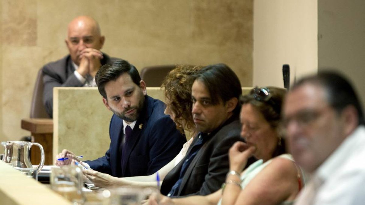 El Ayuntamiento de Salamanca celebra Pleno Extraordinario con la nueva corporación municipal. En la imagen Alejandro Gónzalez y el resto del grupo Ciudadanos-Ical